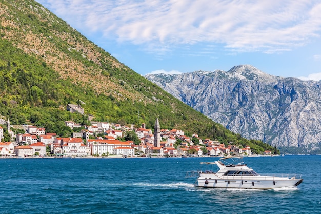 Casco antiguo de Perast, vista desde la bahía de Kotor en Montenegro.