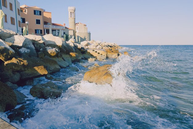 casco antiguo de Piran contra el cielo del amanecer, mar Adriático. Vacaciones de verano. costa de Eslovenia. Faro