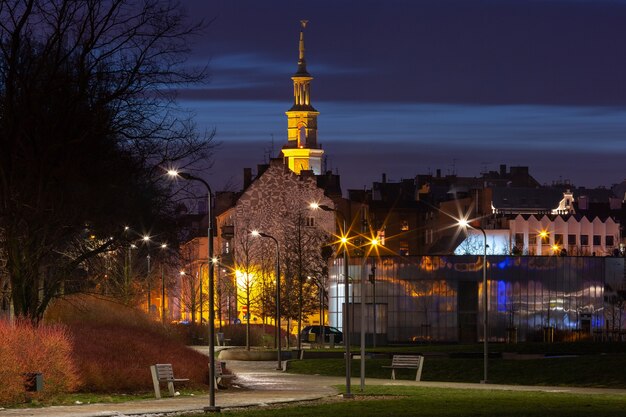 Casco antiguo de Poznan con Ayuntamiento por la noche