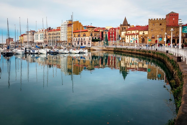 El casco antiguo y el puerto deportivo de Gijón
