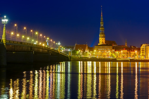 Casco antiguo y el río Daugava en la noche, Riga, Letonia