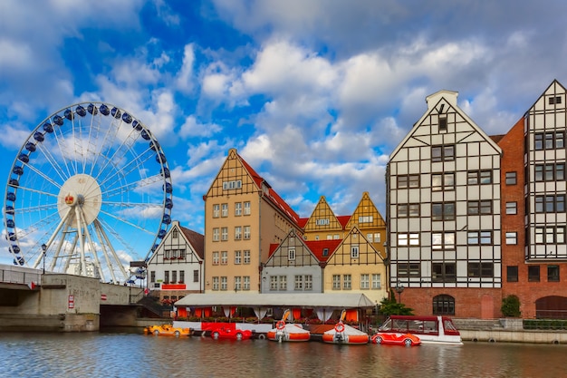 Casco antiguo y el río Motlawa en Gdansk, Polonia