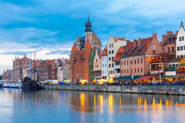 Casco antiguo y el río Motlawa en Gdansk, Polonia