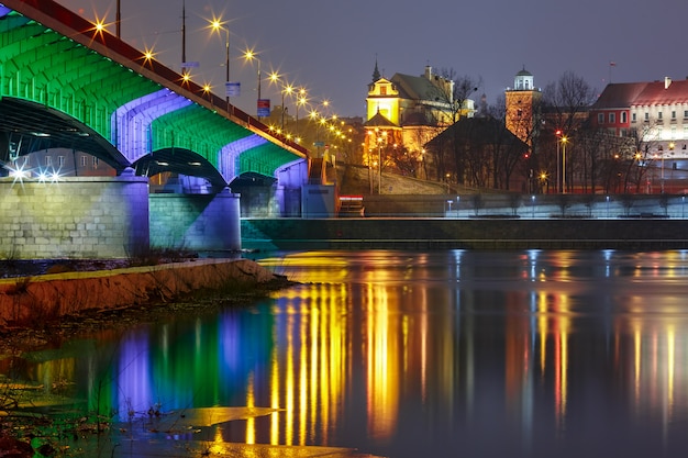 Casco antiguo y el río Vístula en la noche en Varsovia, Polonia.