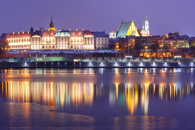 Casco antiguo y el río Vístula en la noche en Varsovia, Polonia.