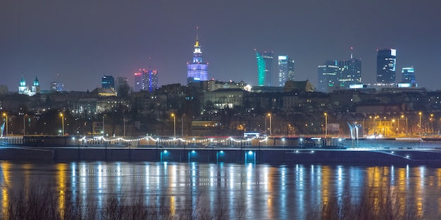 Casco antiguo y el río Vístula en la noche en Varsovia, Polonia.