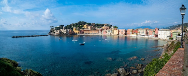 El casco antiguo de Sestri Levante, con sus casas de colores, frente a la Baia del Silenzio, uno de los mejores sitios de la Riviera italiana