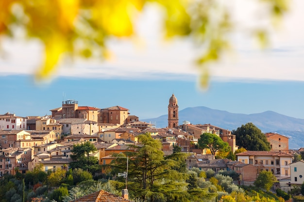 Casco antiguo de Siena en el día soleado en la Toscana, Italia