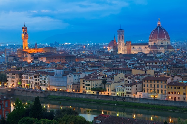 Casco antiguo sobre el río Arno en la noche, Florencia, Italia.