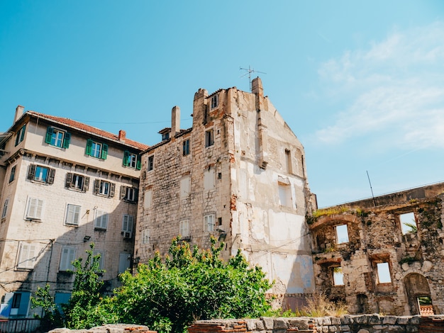 Casco antiguo de split croacia dentro de la arquitectura antigua de la ciudad