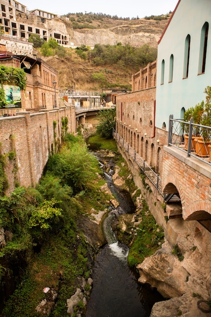 El casco antiguo de Tbilisi con coloridas calles y fachadas