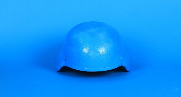 Un casco azul sobre fondo azul.