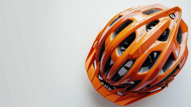 Casco de bicicleta de montaña naranja sobre un fondo blanco