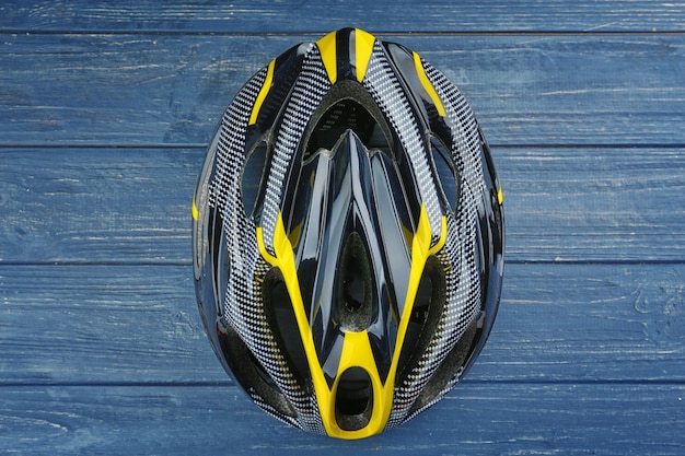 Casco de bicicleta sobre fondo de madera