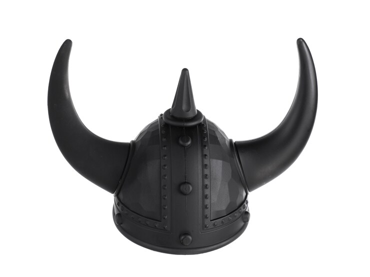 Foto casco de caballero negro aislado sobre fondo blanco.