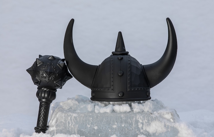Foto casco de caballero negro y espada sobre hielo
