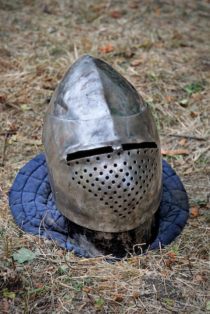 Foto casco de caballero para reconstrucciones históricas de batallas medievales armadura de caballero