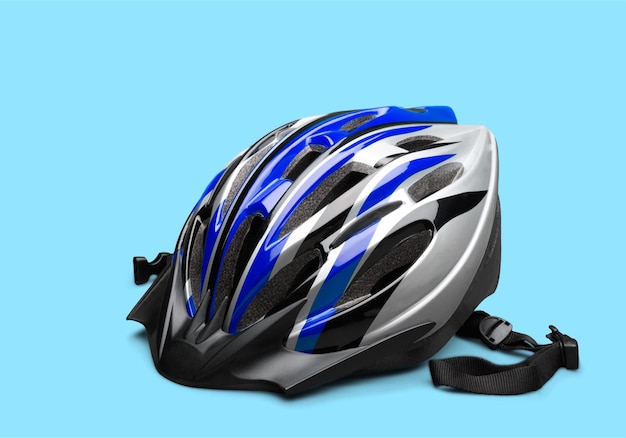 Un casco de ciclismo sobre fondo de madera