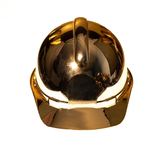 casco de construcción dorado aislado sobre fondo blanco