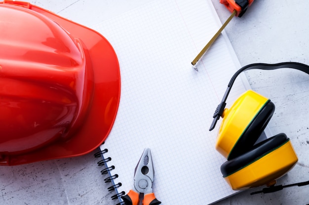 Casco de construcción es un símbolo de seguridad en el trabajo. set de herramientas. concepto de seguridad foco selectivo.