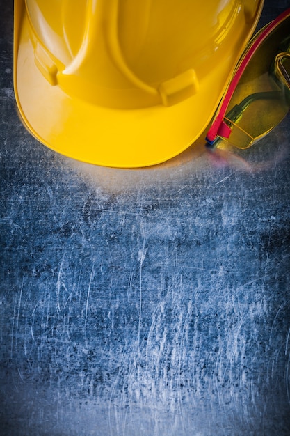 Casco de construcción y gafas de plástico.