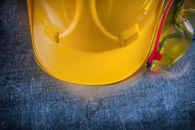 Casco de construcción y gafas de plástico.