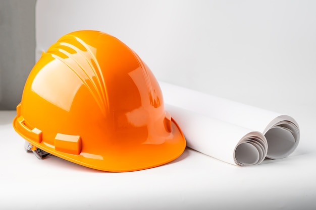 Casco de construcción naranja aislado sobre fondo blanco, concepto de ingeniero.