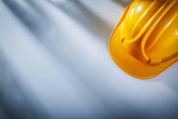 Casco de construcción sobre fondo blanco.