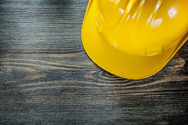 Casco de construcción sobre tabla de madera.