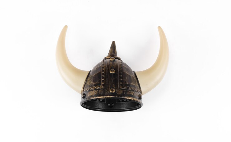 Foto casco con cuernos vikingo aislado sobre fondo blanco.