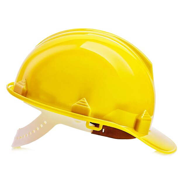 Casco de segurança amarelo em close-up isolado sobre um fundo branco