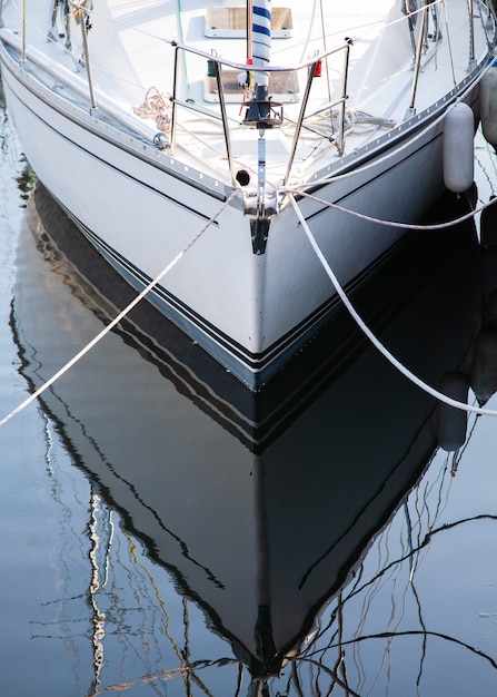 Foto casco do barco no porto refletindo simétrico na água