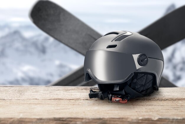 Casco de esquí con visera sobre fondo de montañas. Casco gris moderno con visera sobre fondo de montañas. casco de deportes de invierno. Resort de montaña. copia espacio