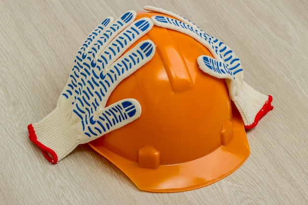 Casco y guantes de construcción