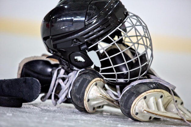 Foto casco de hockey puck stick y patines en la pista de hockey