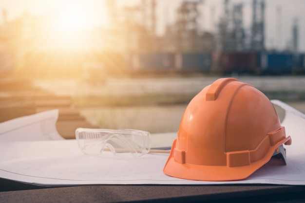 Casco de la ingeniería en modelo en emplazamiento de la obra.