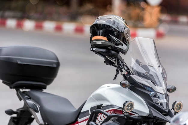 casco en el manubrio de la motocicleta