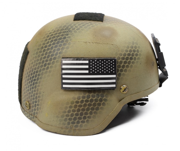 Casco militar de camuflaje aislado en blanco