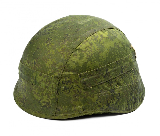 Foto casco militar de camuflaje aislado sobre fondo blanco.