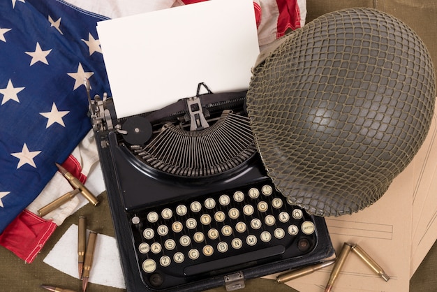 Casco militar estadounidense de la Segunda Guerra Mundial con una vieja máquina de escribir