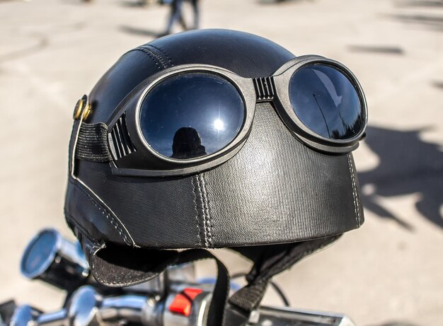 Casco de motocicleta con gafas