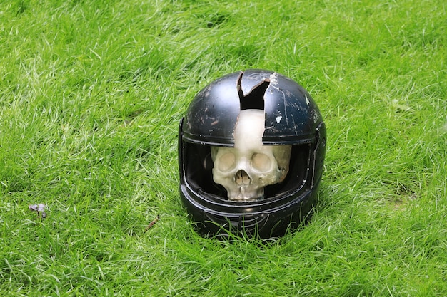 casco de motocicleta roto en el suelo