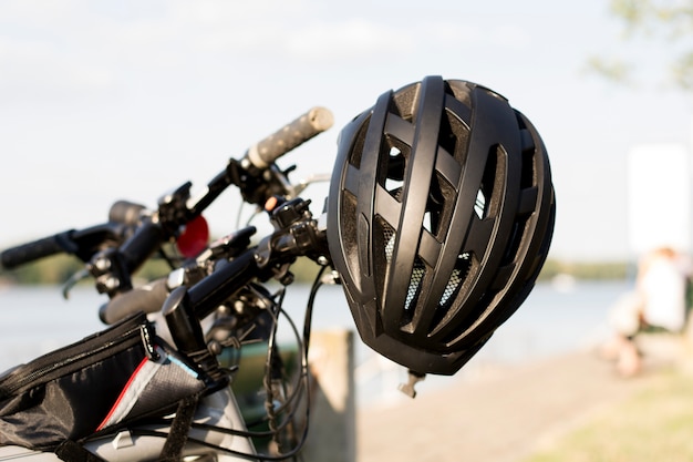 Foto casco negro en una bicicleta