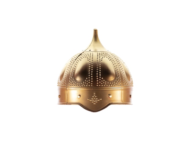 Foto casco de oro medieval aislado sobre fondo blanco