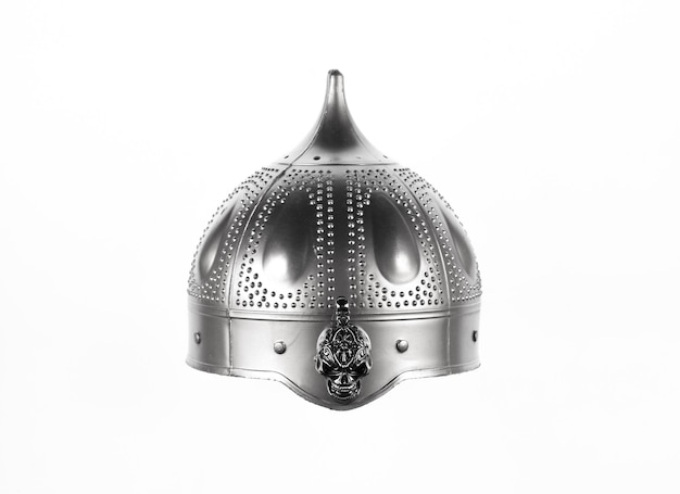 casco de plata medieval aislado sobre fondo blanco