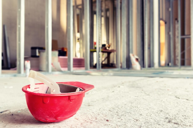 Casco rojo en un sitio de construcción