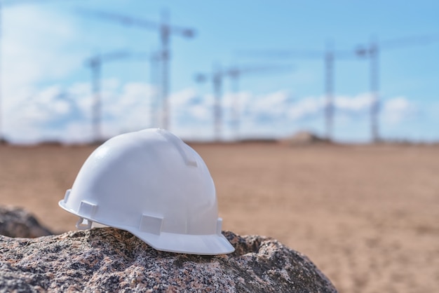 Casco de seguridad blanco en un sitio de construcción