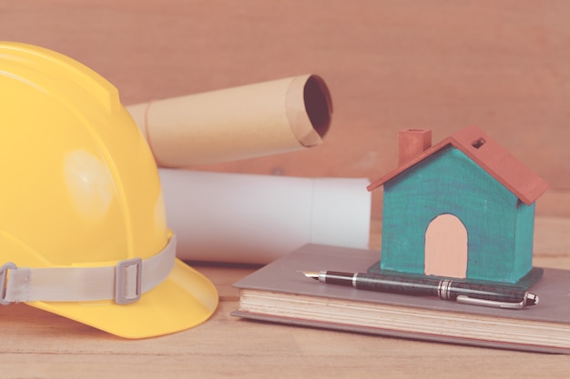 casco de seguridad de construcción amarillo en madera