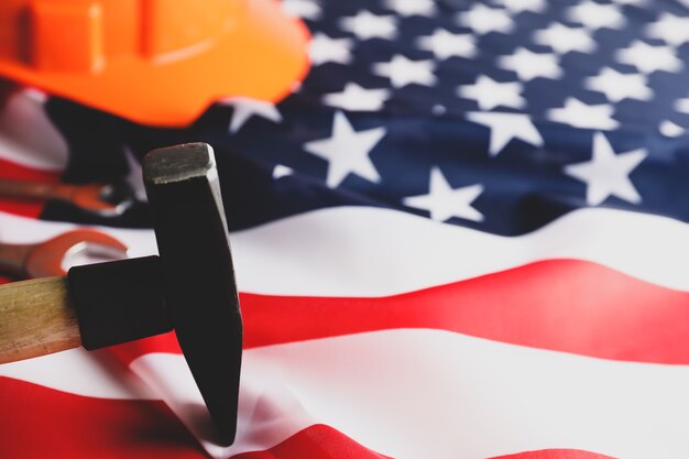 Foto casco de seguridad y martillo en bandera americana