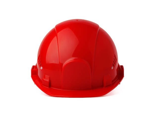 Casco de seguridad de plástico rojo aislado sobre fondo blanco.